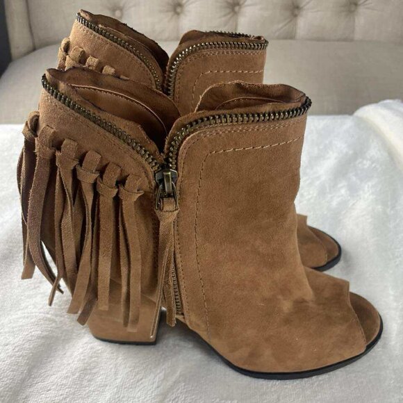 EUC Dolce Vita Tan Peep Toe Fringe Micro Suede Block Heel Ankle Bootie size 9 - Picture 1 of 9